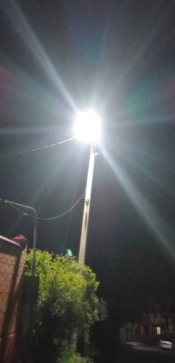 В с.п. Джейрах проводятся работы по установке светодиодных светильников для уличного освещения.

Всего за 2024-25 гг. заменили более 180-ти светильников.