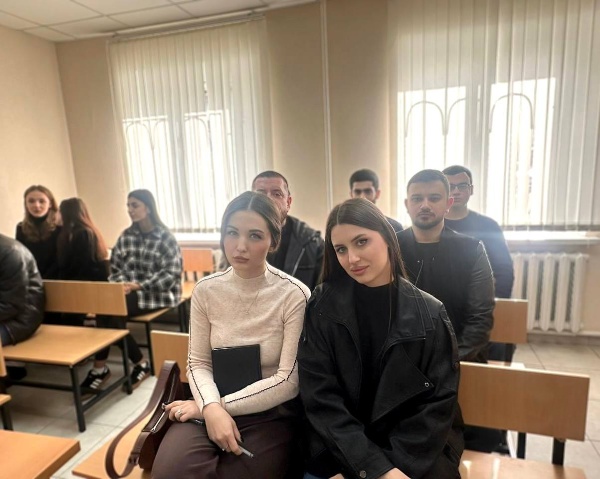 Суденты 3 и 4 курсов по направлению «Судебная и прокурорская деятельность» Юридического института ПГУ совершили выездное практическое занятие в Малокарачаевский районный суд Карачаево-Черкесской Республики. 

В рамках данного мероприятия будущие юристы получили уникальную возможность стать непосредственными наблюдателями реальных судебных процессов, что является бесценным дополнением к теоретическим знаниям. 
