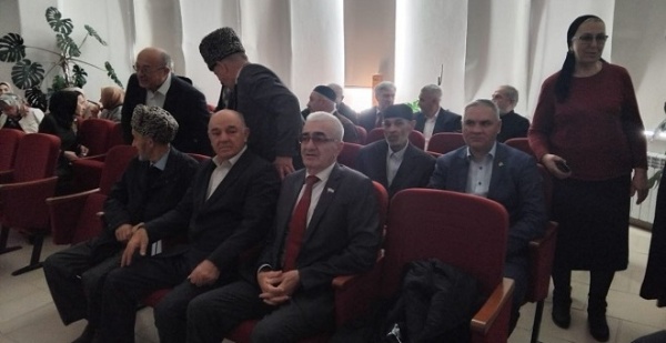 Исполняющий обязанности директора Джейрахско-Ассинского музея-заповедника Сампиев А.А. присутствовал на презентации книги Гюльнары Хазбиевой «Возрождение народа царских скито-сарматов аланой галгай».

В книге рассматривается единое происхождение ингушского народа Галгай, Скитов, Сарматов, Асо-Алан и Шумеро-Аккадцев. Для доказательства данной гипотезы автором приводятся многочисленные лингвистические, исторические, социально-культурные соответствия. 

Научно-популярное издание рассчитано не только на специалистов: историков, этнографов, филологов, но также всем интересующимся историей Ингушетии.

На мероприятии присутствовали почетные гости, представители власти, ученные, исследователи, руководители компетентных организаций и.т.д.

Презентация книги вызвала живую дискуссию среди собравшихся, были озвучены различные точки зрения, в том числе не обошлось и без конструктивной критики, но самое главное, книга не оставила никого равнодушным.

В свою очередь, руководство музея-заповедника выражает огромную благодарность организатором мероприятия и отдельно автору за многолетний и плодотворный труд, за вклад в историю Ингушетии, и преподнесенную в дар книгу, которая несомненно займет почетное место в коллекции книг музея-заповедника.