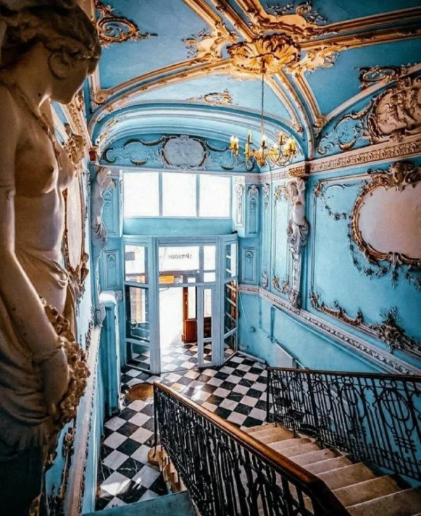 11 и 12 ноября в Санкт-Петербургской государственной художественно-промышленной академии им. А.Л.Штиглица и Всероссийском научно-исследовательском геологическом институте им. А.П.Карпинского пройдет конференция "Красота в деталях. Петербургская парадная".

Секции на 11 ноября:
- Инвентаризация парадных. Общественный запрос на инвентаризацию  исторической отделки парадных,
- Успешные примеры сохранения парадных,
- Образовательные инициативы.

Дискуссии на 12 ноября:
- Монументальное искусство в городской среде. Наследие и современность,
- Реставрация, демонтаж, перемещение, новая жизнь монументального искусства,
- Постановка на учет и содержание произведений монументального искусства.