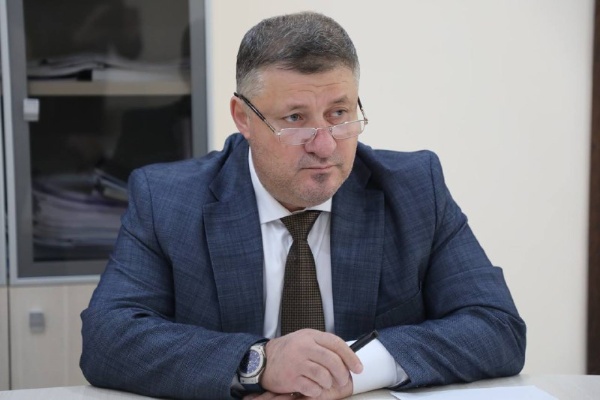 Вице-премьер Юсуп Зурабовов обсудил проект по созданию индустриального парка «Джейрах». В рамках бизнес-инициативы по созданию парка площадью 31 га предусмотрена добыча и переработка доломита, строительство карьерной и внешней дороги. 
Проект находится на начальной стадии реализации, ведется поиск источников финансирования.
 
Годовой объем производимой продукции составит 236 тыс. тонн изделий из доломита в го, при выходе на проектную мощность выручка составит 560,5 млн руб. в год. 

Планируется производство сухих строительных смесей, удобрений и пищевых добавок в рацион сельскохозяйственных животных, минеральная вата, декоративный камень, тротуарная плитка и др.
 
На территории будущего парка располагается простаивающее предприятие «Кавдоломит», которое простаивает, однако реорганизовывается.

Проект планируется запустить в 2027 году. Реализация проекта позволит создать до 50 дополнительных рабочих мест.