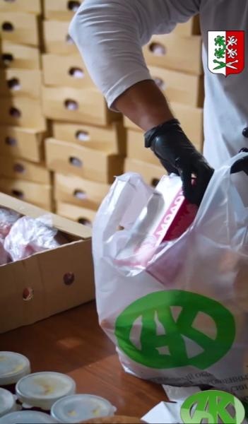 Фонд Кадырова оказал продовольственную помощь нуждающимся семьям Веденского района.

В рамках акции нуждающимся были предоставлены продуктовые наборы, включающие кур, хлеб, молоко и мед.

Глава администрации Веденского района Турпал-Али Абдулазизов выразил благодарность фонду за стремление оказывать реальную помощь и поддержку нуждающимся.