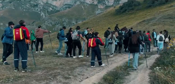 Время летит незаметно, когда каждый день наполнен яркими эмоциями и новыми достижениями.

Участники третьей смены «Бейни» уже успели проявить себя настоящими покорителями вершин: 35 человек добрались до вершины Столовой горы, а маршрут до Ляжгинского водопада был пройден на одном дыхании. 

Впереди – еще столько же незабываемых приключений.
