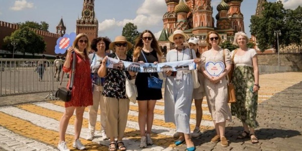 В Москве в 25 раз пройдут дни культурного наследия, приуроченные к 80-летию Победы. Участников ждут маршруты, рассказывающие о страницах военной истории Таганского, Тверского, Мещанского и других районов столицы. На прогулках по Александровскому парку и Красной площади расскажут о маскировке Москвы того времени, также будет любопытно услышать сколько раз за всю историю гасили рубиновые звезды на башнях Кремля и как использовали во время войны здание ГУМа. Разнообразят программу 3D-модели утраченных объектов, а технологии виртуальной реальности помогут переместиться в прошлое. О своих объектах расскажут виртуальные двойники архитекторов Шехтеля, Щусева и Кекушева, а также меценатов Мамонтова и Морозова.