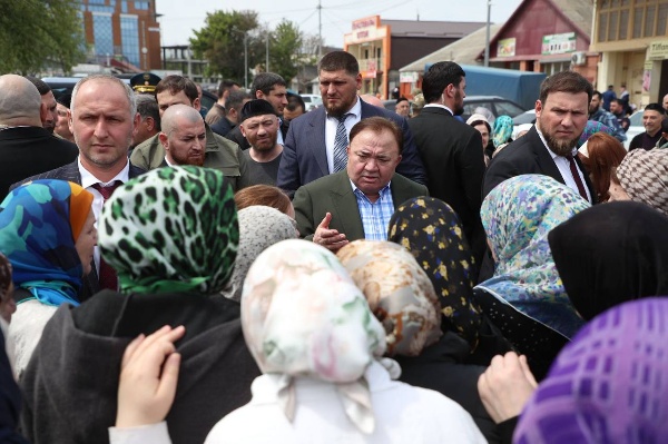 Глава Ингушетии Махмуд-Али Калиматов совместно с первым вице-премьером Магомедом Евлоевым и представителями профильных ведомств выехал на место пожара на Центральном рынке в г. Сунже. Глава региона лично оценил масштабы разрушений и пообщался с владельцами торговых точек, сгоревших в ходе пожара. 

Возгорание, произошедшее ночью, охватило 1300 кв. метров и затронуло 220 торговых точек. Пострадали 4 человека, один госпитализирован.

Руководитель субъекта поручил оказать юридическую помощь предпринимателям в составлении исковых заявлений о взыскании ущерба.