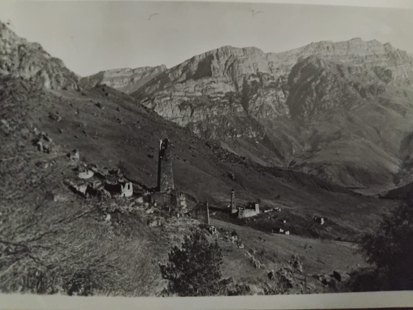 Архивные фотографии башенных комплексов "Дошхакле " и "Кхарт".

В Дошхакле на переднем плане боевая башня, крыша которой, согласно письменным источникам, была повреждена ударом молнии в 1958 г. 