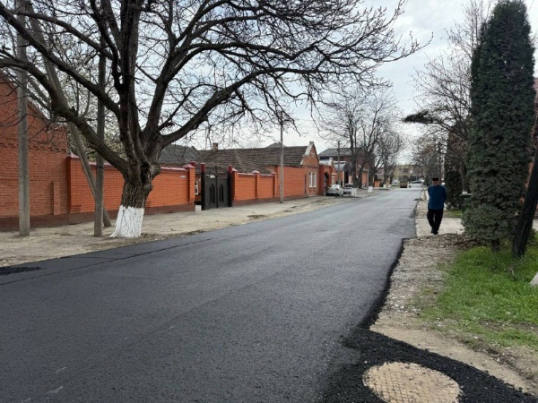 В этом году в Назрани обновили более 15 км дорог – это больше 15 улиц.

Самый масштабный проект – ремонт 5-километровой улицы Алханчуртская, которая соединяет три округа. 

Жители ждали этого больше 10 лет, и наконец, муниципалитет взял на себя эти обязательства. 

Работы прошли в три этапа: замена водопроводной трубы, капитальный ремонт дорожного полотна и нанесение разметки.