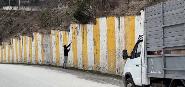 По поручению Главы Ингушетии Махмуда-Али Калиматова 06.04.2024г.  пройдет  масштабный субботник по санитарной очистке.  

В рамках  данного субботника сегодня начаты  работы по подкраске подпорных стен вдоль дороги «Чми-Таргим» с.п. Джейрах.