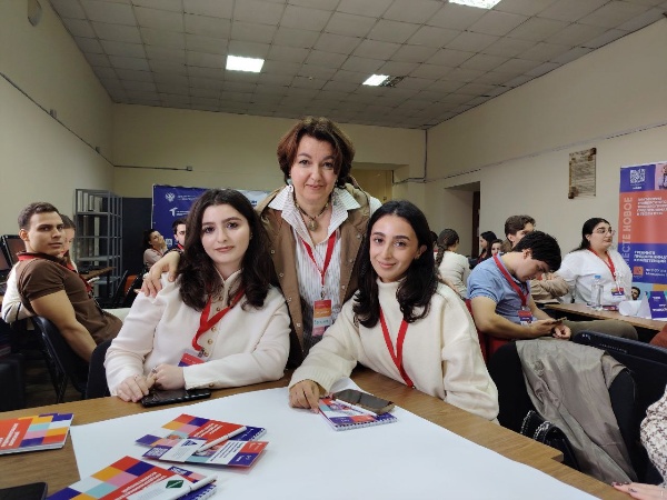 ПГУ продолжает марафон тренингов предпринимательских компетенций среди студентов по всей России.

На прошлой неделе наши тренеры посетили сразу три федеральных округа: СКФО, СЗФО и ЮФО – и провели увлекательные тренинги в четырех вузах:
Ингушский государственный университет;
Новгородский государственный университет имени Ярослава Мудрого;
Южный федеральный университет;
Ростовский государственный экономический университет. 

Под руководством опытных тренеров студенты окунулись в атмосферу интенсивной творческой работы, научившись эффективно взаимодействовать в команде, разрабатывать идеи и презентовать свои проекты перед аудиторией профессионалов. Каждый участник смог почувствовать себя частью команды создателей современного интеллектуального пространства!

Тренинги реализуются в рамках Платформы университетского технологического предпринимательства, оператором тренингов является МФТИ.