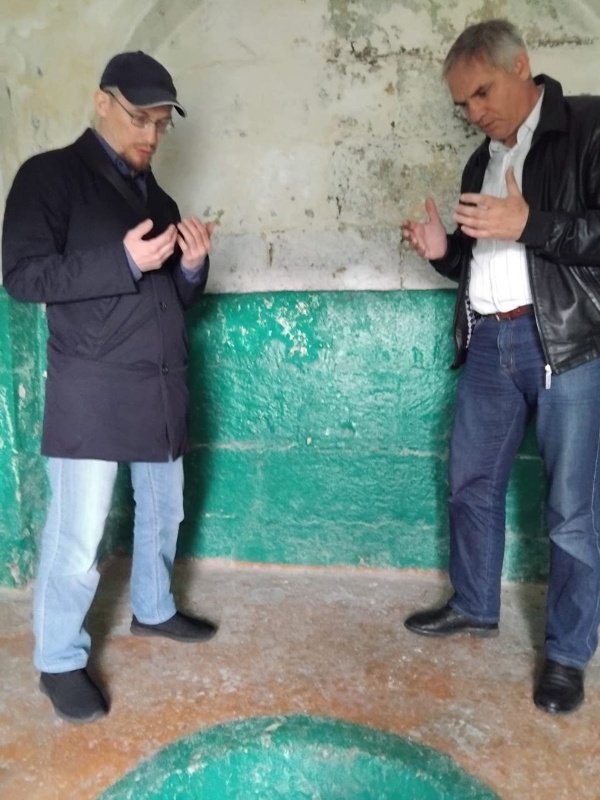 15 мая и.о. директора Джейрахско-Ассинского музея-заповедника Сампиев А.А., по поручению руководителя Комитета Государственной охраны ОКН республики Кодзоева Т.У., совместно с руководителем Благотворительного Фонда «Казыят», представителем Духовного Управления Мусульман России Акказиевым Р.Я., с целью мониторинга технического состояния, посетили мавзолей «Борга-Каш» - один из самых ранних сохранившихся мусульманских памятников на Северном Кавказе и древнейший в Ингушетии .

Памятник расположен на северо-западной окраине сельского поселения Плиево Назрановского района Республики Ингушетия, на берегу Сунжи, являющегося отрогом Сунженского хребта. Высота над уровнем моря  - 652 м.

Мавзолей представляет собой белокаменное строение 5,5 метров в длину, 4 метра в ширину и высотой 3,2 метра. Имеет прямоугольное основание и полукруглый купол. С южной стороны находится стрельчатая арка, венчающая невысокий вход, над которым три плиты с арабскими надписями. Они сообщают, что мавзолей построен в 808 году по хиджре (что соответствует 29 июня 1405-17 июня 1406 года) для захоронения некоего «Бек-Султана сына Худайнада».

Борга-Каш является памятником истории и культуры всероссийского значения и находится под охраной государства. В разное время изучался Семеновым Л.П., Щеблыкиным И.П., Лавровым Л.И. и т. д. 

Руководитель благотворительного фонда, в свою очередь, выразил желание оказать посильную помощь и принять непосредственное  участие в работах по его сохранению.