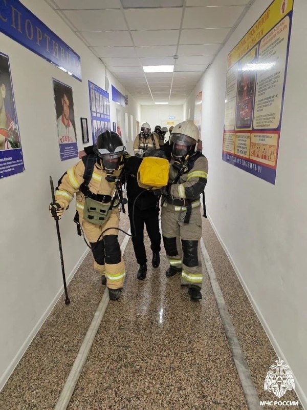 В школе Назрановского района прошли учения по тушению пожара.

На базе СОШ в с.п. Долаково проведены пожарно-тактические занятия.

По легенде, возгорание произошло на кухне 1-го этажа из-за короткого замыкания.

Ход действий:
Персонал школы эвакуировал 40 человек до прибытия пожарных.
Прибывшие подразделения провели разведку в дыхательных аппаратах.
Найден и выведен из здания условный пострадавший.
Пожарные ликвидировали условное возгорание.

Цель учений:
Отработка действий при тушении пожаров на социально значимых объектах.
Совершенствование навыков оценки обстановки, принятия решений и прогнозирования.