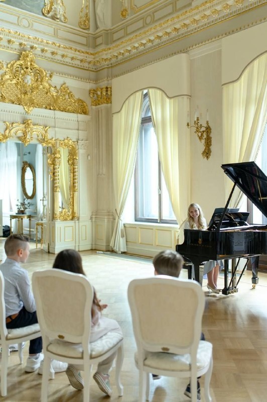 С 10 по 15 июня в "Особняке Мясникова" на улице Восстания, 45, Детская Светская Академия объединит разнообразные детские занятия, итогом которых станет грандиозный отчетный концерт. Академия научит деток игре на музыкальных инструментах, актерскому мастерству и танцам, будут устроены кинопоказы и увлекательный квест по всему пространству старого особняка.

Лучший проект реставрации Санкт-Петербурга 2008 от "АСМ".