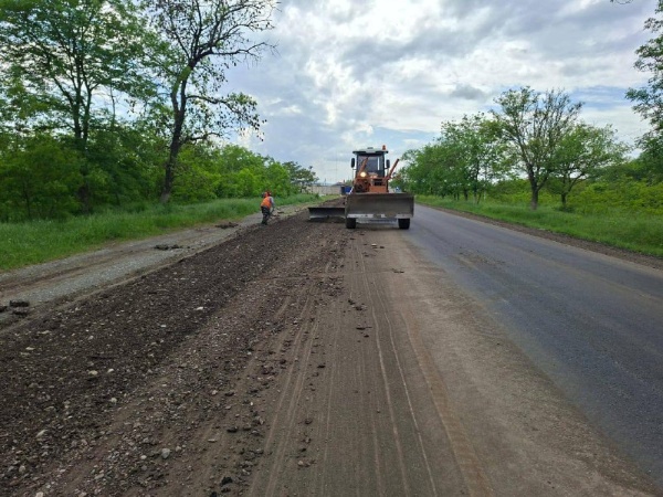 Завершается реконструкция участка автодороги «Назрань-Сунжа».

В рамках нацпроекта «Инфраструктура для жизни» реконструкция участка автодороги «Назрань-Сунжа» протяженностью 5,75 км подходит к концу. 

Проведен большой объем работ: дорога расширена до 7 метров, обустроено основание и два слоя асфальтобетонного покрытия, уложены водопропускные трубы, сделан тротуар шириной 2 метра. Сейчас устанавливаются знаки, наносится разметка и монтируются сигнальные столбики.

Обновленная работа обеспечит быстрый проезд между населенными пунктами и связь с Чеченской Республикой.