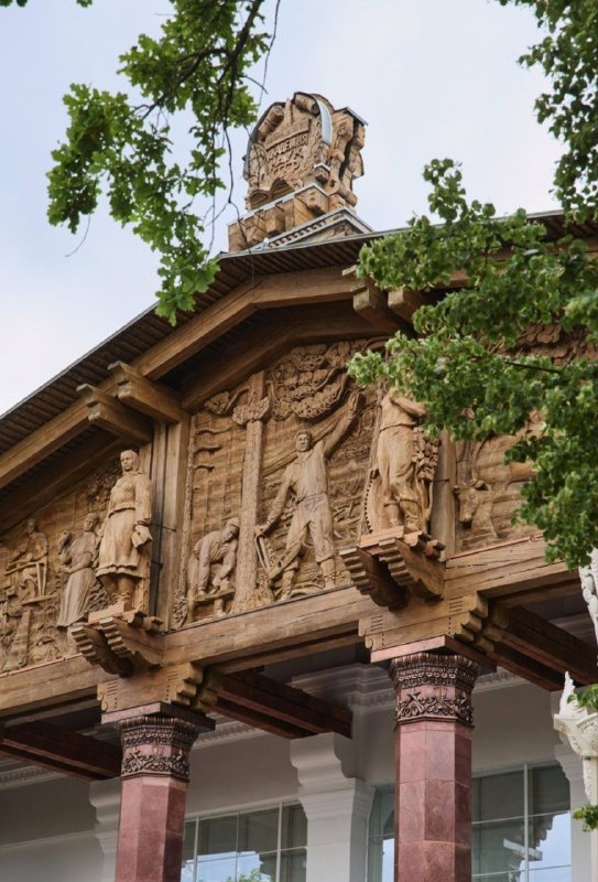 На ВДНХ после реставрации открылся павильон "Карелия". Объект культурного наследия - один из четырех на ВДНХ, в отделке которых использовали резьбу по дереву, и единственный, декорированный деревянными скульптурами. В 2023 году началась реставрация здания - восстановлены гранитные колонны, оригинальная цветовая гамма фасадов, резные парадные двери с северными мотивами, гипсовые барельефы и бронзовые люстры внутри. 

Сейчас в павильоне проходит иммерсивная мультимедийная выставка "Ожившие шедевры русской сказки", посвященная книжной иллюстрации русских художников последней трети XIX - начала ХХ века.