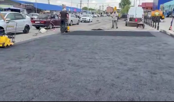 Благоустройство рынка в Назрани стартовало.

На территории универсального крытого рынка в Назрани начались работы по благоустройству. 

Это результат договоренностей между главой города Русланом Оздоевым и руководством рынка.

Это лишь первый этап большой работы по улучшению территории вокруг рынка и торговых объектов. 