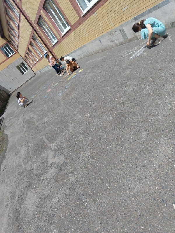 14.06.2024 года в Доме Культуры с.п. Джейрах прошёл конкурс рисунков на асфальте " Детям мирное детство ". Провели его методист Харсиева А. Р. и художественный руководитель Льянова Р. М. Ребята подошли к выполнению своего задания с большой ответственностью и старанием . Все рисунки  были яркие и  красочные . Иначе и не могло быть, потому что все дети видят этот мир по-разному: счастливым и ярким. Дети - это цветы жизни, и поэтому родителям нужно ценить каждый миг и каждое мгновение, проведённое со своим ребёнком. Нужно делиться с детьми радостью и положительными эмоциями, чтобы они выросли счастливыми людьми. С прекрасным настроением прошёл конкурс рисунков.

Целью такого мероприятия является совершенствование навыков детей, умение рисования на асфальте рисунков по заданной тематике.

Рисование на асфальте - это не только весёлое времяпрепровождение, но также познания  детьми окружающего мира, тем более, что в распоряжении детей не альбомный лист, а целая территория, на которой можно дать волю своему воображению и фантазии, благо, конкурс был на свободную тему. 
Ребята рисовали природу своего родного края, героев полюбившихся мультфильмов, солнце, небо и многое другое.  Был проведён отборочный конкурс рисунков и места были распределены следующим образом: 1 место - Картоева Сафия и Цицкиева Хадижа; 2 место - Картоева Ясмина и Хавтиева Хадижа; 3 место - Цицкиевы Амина и Хава - участники художественной самодеятельности Дома Культуры с.п Джейрах.

Все дети старались от души, и в итоге победила дружба. В своих рисунках они показали свое отношение к празднику, и в награду получили сладкие призы, чему были очень рады. 

На этой позитивной ноте и закончился праздник, посвящённый нашим детям и их счастливому детству.