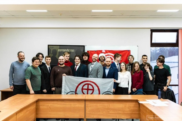 В Институте международных отношений прошли главные студенческие дебаты ПГУ в 2025 — дискуссия клуба «Глобус» на тему 
«Евразийство в России: интегративная модель будущего или идеологический тупик?». 
Заседание собрало полную аудиторию и стало одним из самых насыщенных и принципиальных интеллектуальных событий этого семестра.

Победу с небольшим отрывом одержал Владимир Саамов. Его выступление оказалось более убедительным для зала благодаря чёткой структуре, активному использованию фактов и уверенной апелляции к реальным политическим процессам. 
Именно сочетание практического подхода и аргументированной критики позволило его позиции набрать больше голосов.

Вячеслав Гулянц также стал одним из сильнейших участников заседания. Он представил продуманную и последовательную линию в защиту евразийства, акцентируя внимание на его ненасильственной версии и цивилизационном смысле. 
Его выступление отличалось философской глубиной и попыткой осмыслить евразийство не как лозунг, а как культурно-ценностный проект.