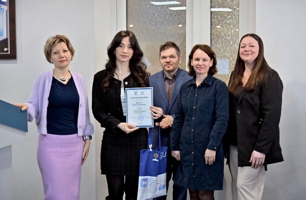 В ПГУ завершилась внутривузовская олимпиада «Искусственный интеллект в экономике».
 
Организатором олимпиады выступила кафедра экономики, менеджмента и финансов. Участники решали тесты и кейс, использовали нейросети для выполнения профессионально-творческого задания. Более 40 студентов попробовали свои силы, 25 прошли все этапы, 8 стали призёрами и номинантами!
 
Победители:
1 место – Аделина Тавасиева (ИПРиМ);
2 место – Алина Джиоева (ИРГЯИГТ);
3 место – Арман Мелик-Тангиев (ИМО) и Эллада Аллахвердова (ИЮиИ). 
 
Номинантами стали: Елизавета Бушуева (ИРГЯИГТ), Эдвин Туниянц (ИМО), Регина Петряева (ИРГЯИГТ), Ангелина Артамонова (ВШУ).