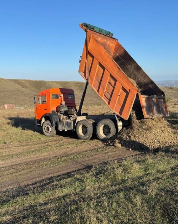 В селе Гейрбек-Юрт завершается строительство новой дороги.

В сельском поселении Гейрбек-Юрт подходит к завершению строительство автомобильной дороги на улице Спортивная. 

Работы стартовали в августе 2025 года и охватывают участок протяжённостью 1,7 км. Завершение строительства запланировано на октябрь текущего года.

Улица Спортивная имеет важное значение для жителей: вдоль неё расположены 11 жилых домов, спортивная площадка и участки под индивидуальное строительство. Новая дорога обеспечит удобство более чем 250 жителей села.