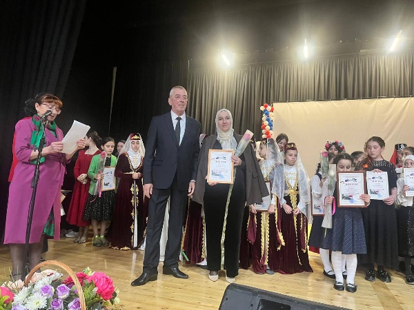 В селе Экажево прошел  фестиваль « Дружба народов».

Заведующий филиалом Хутиев А.М, художественный руководитель Газдиева М.Р. и звукооператор Котиев А.И посетили мероприятие.

Воспитанница Илиева Ася Наиповна была награждена дипломом за участие в Республиканском фестивале национальных культур в «Дружбе с народами».