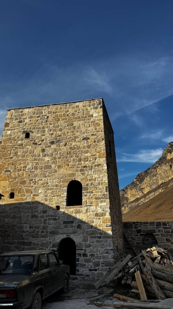 Группа «Сафмар» мецената Микаила Гуцериева работает над  объектами, включая те, что находятся под угрозой исчезновения. В с.п. Джейрах работы  ведутся на башенных комплексах Эбан и Фуртоуг. Проводимая работа — это не просто реставрация камня, это возрождение нашей истории.
