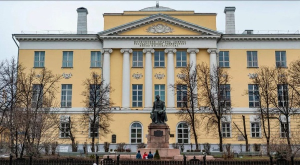 Архитекторы "АСМ Групп" посетили Факультет журналистики Московского государственного университета им. М.В.Ломоносова на Моховой улице для ознакомления с историей, интерьерами и проблемами исторического здания бывшего Аудиторного корпуса, перестроенного в 1830-е годы по проекту арх. Е.Тюрина из городской усадьбы Пашковых. Исторических интерьеров сохранено достаточно мало, а вот конструктивных и инженерных проблем у здания много.