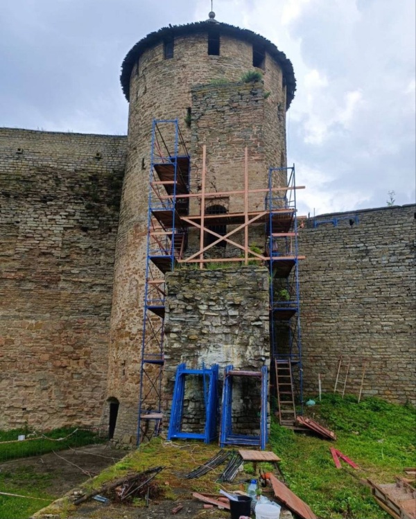 На Воротной и Провиантской башнях Ивангородской крепости начались противоаварийные и консервационные работы. До конца года планируется расчистка камня от деструктивного раствора и растительности, инъекционное укрепление кладки, восстановление утрат, обработка стен защитными составами. Работы ведутся за счет регионального бюджета.