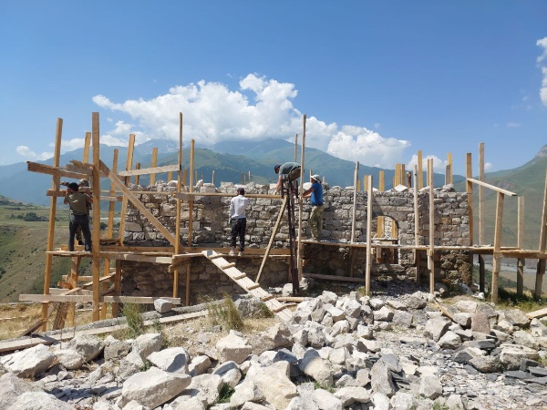 Продолжаются реставрационные работы на Башенном комплексе Фуртоуг в горной Ингушетии, в том числе на башне, в которой останавливался Дмитрий Менделеев. А сегодня прошла инспекция авторского надзора.