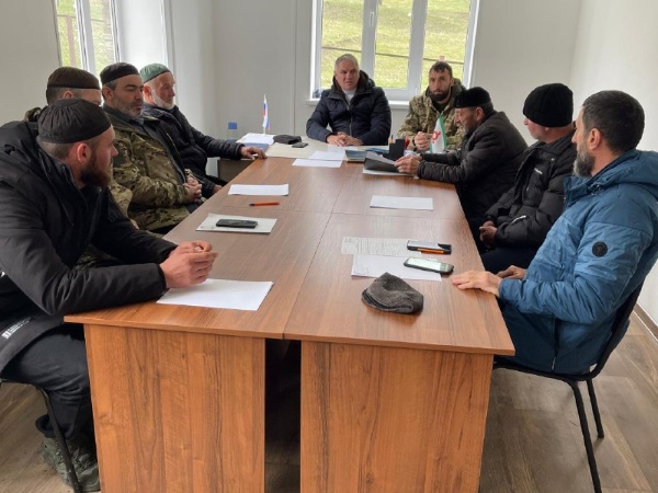 10 апреля в офисе учреждения, с. Нижний Оздик Джейрахского района состоялось выездное совещание, на котором обсудили план мероприятий на текущий весенне-летний сезон.

Совещание провел и.о. директора музея-заповедника А.А. Сампиев. В нем приняли участие зав.отделом по обеспечению сохранности памятников Гуражев З. М. и инспектора отдела. 

Было отмечено, что в связи с началом сезона отпусков и массового выезда жителей в горные районы, инспекторам необходимо усилить меры по защите и сохранению памятников старины, проводить санитарную очистку, прилегающих к ним территорий.  

Особое внимание было уделено проводимым работам по сохранению историко-архитектурных объектов на территории музея-заповедника.

Также еще одно важное направление работы — выявление и учет ранее не учтенных памятников архитектуры. А.А. Сампиев отметил актуальность и систематичность этого направления. 

Завершая встречу, руководитель учреждения  выслушал замечания и предложения, высказанные участниками совещания и обещал их учесть в дальнейшей работе. 