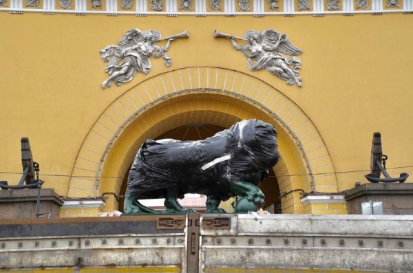 Львов с Дворцовой пристани вернули после реставрации - уже второй за два с половиной года.

В Музее городской скульптуры считают, что львов повредили те, кто пытался взобраться на их спины. Скульптуры сделаны из медных листов толщиной всего до 3 миллиметров, не имеют каркаса и не рассчитаны на такую нагрузку.

Дворцовая пристань построена в 1820-х годах по проекту арх. Карла Росси. В 1832 году были установлены фигуры львов, - точные копии "львов Медичи" с площади Синьории во Флоренции. Скульптуры отлиты на Александровском чугунолитейном заводе.

Странно конечно проводить реставрацию через каждые два года....