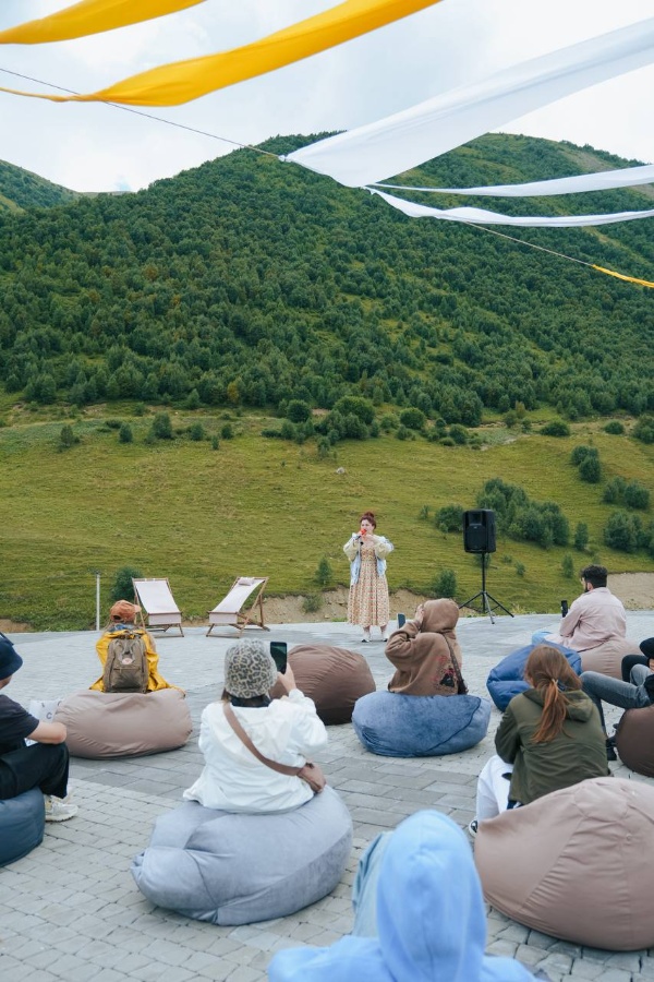 Дарья Суховская провела лекцию на арт-фесте «Мамисон».

В Северной Осетии впервые прошёл арт-фест «Мамисон», организованный Кавказ.РФ при поддержке Правительства республики. Событие уже называют манифестом новой культурной идентичности Кавказа.

В этом уникальном пространстве выступила доцент ПГУ Дарья Суховская – философ и исследователь креативных индустрий. Её лекция о кавказском культурном коде стала интеллектуальной точкой притяжения фестиваля. Дарья Николаевна подчеркнула, что культура Кавказа – это не только традиции, но и ресурс для развития креативных индустрий и поиска идентичности региона в глобальном мире.

«Сегодня Кавказ нужен современному искусству так же, как искусство нужно Кавказу. Это пространство смыслов, где прошлое не музейно законсервировано, а переосмысляется и становится фундаментом для будущего», — отметила Дарья Суховская.