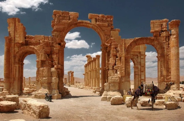 В Петербурге на Международном форуме обьединенных культур представили цифровой проект реставрации Триумфальной арки в Пальмире, являющейся обьектом Всемирного наследия ЮНЕСКО.

"Проект реставрации обьекта всемирного наследия ЮНЕСКО в сирийской Пальмире - один из наиболее масштабных реставрационных проектов в мире. Центр спасательной археологии реализует его с начала 2022 года. Они построили самую точную в мире цифровую модель всего древнего города общей площадью 21 кв.км. Проект реставрации арки согласован с ЮНЕСКО", - отметил губернатор Александр Беглов.

Триумфальная арка была построена в годы правления римского императора Септимия Севера (193-211) и, видимо, прославляет его победы. Она прошла реставрацию с укреплением железобетонными элементами в 1930-е годы. В 2015 году, в ходе гражданской войны в Сирии, частично разрушена. Центральный пролет и один из пилонов рухнули.