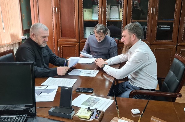 В соответствии с поручением заместителя министра культуры ЧР Милькиева Р. В. , директор ГБУ «Аргунский музей-заповедник» Яхьяев Х. К. и сотрудник музея-заповедника Умхаев Ш. провели совещание с директором департамента государственной охраны культуры наследия Министерства культуры ЧР — Заурбековым А. по сверке и изменениям в списках ОКН.

По итогу совещания помимо основного поручения был составлен план по дальнейшему взаимодействию включая и выезды по выявлению объектов обладающих признаками объекта культурного наследия.