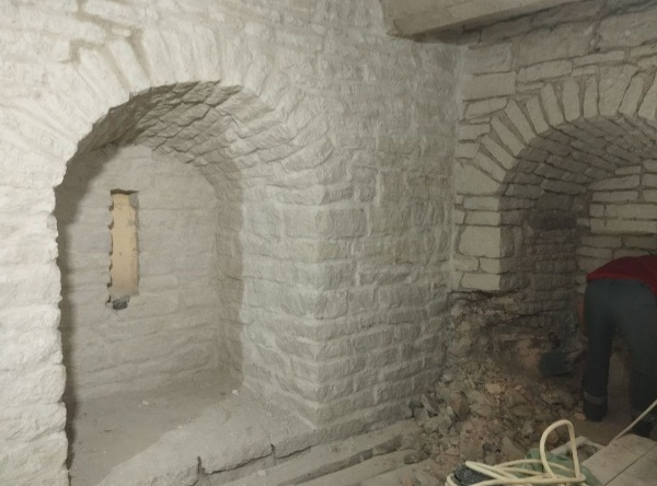 Продолжаются реставрационные работы по проекту "АСМ Групп" на объекте культурного наследия федерального значения "Башня Нижних решеток" на территории Псково-Печерского монастыря. 

Руководство работами - АНО "Возрождение".