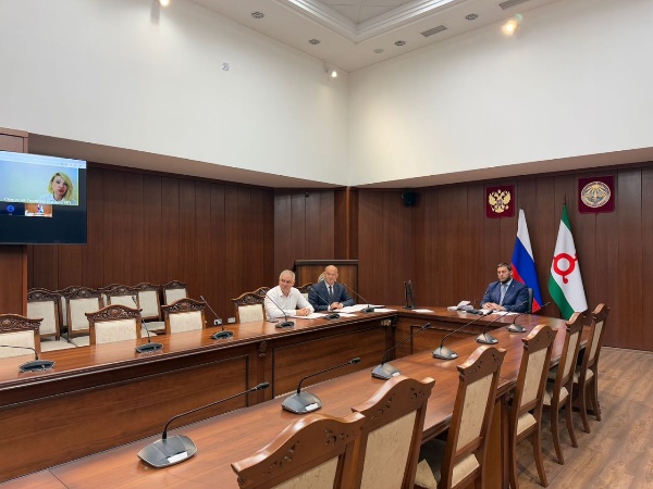 4 сентября в Магасе в режиме видеоконференцсвязи прошло совещание под председательством заместителя Министра культуры Российской Федерации Владимира Геннадьевича Осинцева. 

Совещание было посвящено рассмотрению перечня объектов культурного наследия из государственной казны Российской Федерации, расположенных на территории Джейрахского района Республики Ингушетия и находящихся в неудовлетворительном состоянии. 

Перечень был подготовлен Росимуществом по результатам инвентаризации федерального имущества в рамках исполнения перечня поручений по реализации Послания Президента Российской Федерации Федеральному Собранию, согласно которому к 2030 году необходимо привести в удовлетворительное состояние не менее 1000 объектов культурного наследия.

На совещании также присутствовали:

Первый заместитель председателя Правительства Республики Ингушетия Магомед Мусаевич Евлоев, курирующий данное направление;

Руководитель Комитета государственной охраны объектов культурного наследия Республики Ингушетия Тамерлан Кодзоев;

И.о. директора Джейрахско-Ассинского музея-заповедника Ахмедхан Сампиев.