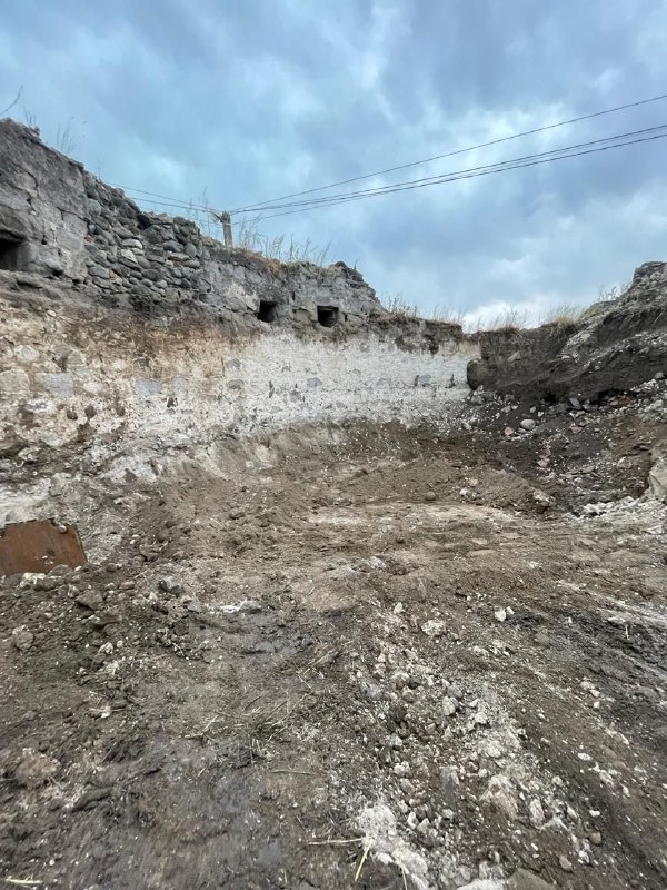 Исследования остатков Назрановской крепости, после расчистки двух каменных башен, выявили различные исторические конструкции, в том числе - конструкции уникальных винтовых, разрушенных временем и людьми лестниц, находящихся в центре каждой башни. Выявление "АСМ Групп" именно этих конструкций, позволяет аргументированно говорить о строительстве существующей крепости в 1843 году. Кроме того, выявлены основания еще двух оборонительных башен.

Партнеры проекта - Благотворительные фонды "САФМАР" и "Возрождение".