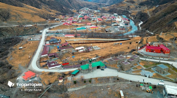 Населённые пункты как отдельные объекты было решено ввести в систему по итогу серии рабочих совещаний с руководителями административных районов, где в настоящий момент «Территория» проходит внедрение.

Объект типа «Населённый пункт» в системе «Территория» содержит всю основную информацию:
- границы населённого пункта,
- краткая справка о населённом пункте – история, демография, экономика и т.д.,
- адреса, телефоны, имена ответственных лиц,
- фотогалерея,
- официальные документы, связанные с населённым пунктом,
- новости, в которых населённый пункт упоминается,
- коды QR.

Вся информация о населённых пунктах доступна без доступа к сети Интернет через мобильное приложение.

В населённом пункте также могут быть добавлены другие объекты, которые являются частью населённого пункта – администрация, отдел полиции, объекты здравоохранения, образования, культуры, сервиса и т.д.

Для каждого населённого пункта настраиваются собственные зоны реагирования и логика оповещений для гостей территории.

С населённым пунктом могут быть связаны другие населённые пункты, а также объекты культурного наследия, памятники природы, объекты сервиса, находящиеся вне границ населённого пункта.

На фото – село Итум-Кали, Итум-Калинский район, Чеченская Республика.