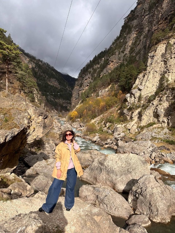 В Ингушетию теперь можно летать напрямую из Казани.

Авиакомпания UVT запустила рейсы в аэропорт «Магас» (г. Сунжа). По этому случаю в Ингушетию прилетели гости из Татарстана — представили Комитета по туризму РТ, авиакомпании UVT, журналисты и блогеры.

Гости поднимались на Башню Согласия в Магасе, сходили на выступление танцевального ансамбля «Ингушетия», конечно же, поехали в горы к ингушским башням, к Тхаба Ерды и другим памятникам архитектуры. Также блогеры побывали на Цейлоамском перевале и у Ляжгинского водопада. 

29 октября гости побывали в «Армхи», откуда любовались видом на горы и пробовали блюда ингушской кухни в ресторане «Эрзи».