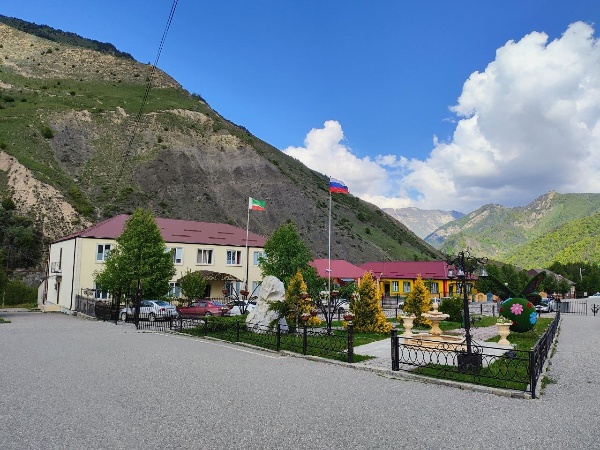 «Территория» способствует подготовке новых официальных туристических маршрутов для гостей Чеченской Республики.

В рамках сотрудничества с Шаройским районом Чеченской Республики была проведена работа с Главой администрации района Магомедовым Рамазаном Назировичем на маршруте до водопада Цеси, находящегося недалеко от районного центра села Химой.

Водопад Цеси – великолепный памятник природы, который гости района смогут посетить уже в 2024 году.

Добраться до водопада уже сейчас можно по горной дороге на высокопроходимых машинах. Пеший путь в обе стороны от села Химой займёт один полный день.

В настоящий момент администрацией района проводятся работы по улучшению дороги, которые будут завершены в ближайшее время.

Водопад Цеси станет одним из первых официальных маршрутов системы «Территория».