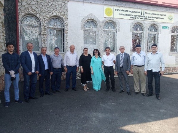 В ингушском государственном музее краеведения имени Тугана Мальсагова прошла торжественная церемония передачи представителями  Института археологии Кавказа более 200 археологических предметов, представляющие большой научный интерес.

Археологические раскопки, представленные в виде предметов быта, керамики, орудий труда, ювелирных украшений, были обнаружены в 2018 г. во время реконструкции федеральной автодороги «Кавказ» в Гамурзиевском административном округе и почти шесть лет хранились в Институте археологии Кавказа и за это время были детально изучены.

Ученые относят эти находки к кобанской археологической культуре позднего бронзового и раннего железных веков.   

Директор Института археологии Кавказа Бияслан Атабиев отмечает, что значимость этих находок выходит далеко за пределы Кавказа: «Керамические сосуды, произведения ювелирного искусства, имеющиеся среди передаваемых артефактов, дают представление о торговых путях, о торговых экономических связях, об уровне социально-экономического развития общества». 

Следует отметить, что работники Института археологии Кавказа провели большую работу по описанию и картографии этих предметов. Всего этих артефактов насчитывается более 4000, "приехавшие" в республику 200 предметов - это всего лишь первая партия, работа по возвращению оставшейся части будет продолжена.

Передача артефактов ингушскому музею краеведения состоялась благодаря совместной работе руководителя Комитета Государственной охраны объектов культурного наследия Кодзоева Т. У.,  и. о. директора Джейрахско-Ассинского музея-заповедника Сампиева А. А. и   директора Института археологии Кавказа Бияслана Атабиева, которые еще в конце 2023 года пришли к взаимному соглашению о возвращении всех находок  на свою историческую родину.