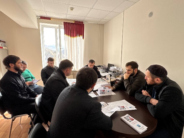 В администрации Джейрахского муниципального района было проведено заседание комиссии по Безопасности Дорожного Движения. В ходе встречи были обсуждены актуальные вопросы такие как:

Повестка дня:
1. Обеспечение безопасности дорожного движения на территории Джейрахского муниципального района в осенне-зимний период 2025г.
2. Подсыпка песчано-солевой смесью и расчистка от снега региональных и муниципальных дорог в осенне-зимний период.
3. Статистика Дорожно-транспортных происшествий за 2025г. и на текущую дату.

На заседании комиссии по безопасности дорожного движения в
Джейрахском муниципальном районе начальником ОГИБДД Льянов Р.Р. был представлен доклад по статистике «Дорожно-транспортному происшествию за 2025г.» и доклад сельских поселений о «Подсыпке песчано-солевой смеси и расчистки от снега региональных и муниципальных дорог в осенне-зимний период».