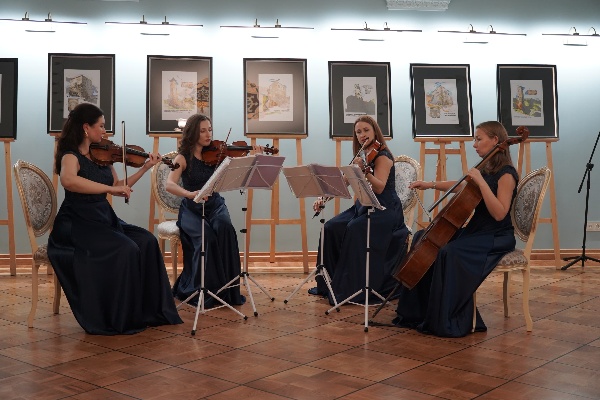 В Доме национальностей на Моховой ул., открылась выставка «БАШНИ ЧЕЧНИ – КАМЕННЫЕ СТРАЖИ. Архитектурное наследие сквозь века».
Автор представленных работ — старший научный сотрудник ГБУ «Аргунский музей- заповедник — Тамирлан Солтагиреев.

Уникальное каменное зодчество Чечни – яркое наследие древней материальной культуры.

Открывшаяся выставка включает серию из двадцати пяти графических акварельных зарисовок объектов культурного наследия, расположенных на территории Аргунского музея-заповедника в горной части Чеченской Республики.

В 2015-2024 годах на этих объектах проведены работы по реставрации и приспособлению для современного использования при финансовой поддержке Министерства культуры Российской Федерации и по поручению главы Чеченской Республики Рамзана Кадырова.

Выставка в Доме национальностей проводится КГИОП СПб при поддержке Комитета по межнациональным отношениям и реализации миграционной политики в Санкт-Петербурге и Российской ассоциацией реставраторов.
Посетить выставку можно каждые понедельник и среду в 17:00 до 31 января 2025 года.