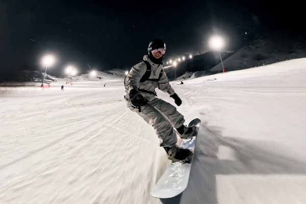 Вечернее катание на Эльбрусе стало ежедневным.

«Это лучшее, что случалось с трассой Кругозор-Азау» — так реагируют гости на новость от Кавказ.РФ о введении каждодневной «вечерки». Нижняя трасса Эльбруса собирает в моменте до 500 райдеров и служит источником вдохновения для создания атмосферного контента.

«Важно, что уровень трассы подходит не только для профессионалов, но и для среднего уровня катания. Хотя мы регулярно видим на ней и местных чемпионов FWQ Идриса Узденова, Алима Матковского, Софию Вукович и других. Решение о ежедневном вечернем катании, конечно, заставляет службу эксплуатации работать кратно больше, но все это делается для гостей, их впечатлений и радости», — говорит Хиса Беккаев, заместитель гендиректора Кавказ.РФ, отвечающий за эксплуатацию курортов.

Вечернее катание стало самой ожидаемой новинкой зимнего сезона 2025/2026 наравне с зоной катания восточного сектора. Специально для него на участке протяженностью 2,4 км были установлены 54 мачты со светильниками. С момента запуска гостями «вечерки» стали 7,5 тысяч человек.

«Вечернее катание — лучшее, что случалось с трассой Кругозор — Азау. Вчера, сегодня, завтра и теперь каждый день! Жизнь на «Эльбрусе» теперь будет кипеть и по вечерам», — делится райдер и блогер Дарина Джаппуева.

Ежевечерне к моменту включения иллюминации гостей ждет свежий «вельвет». Ски-пасс стоит меньше дневного – 2200 рублей взрослый и 1300 рублей детский. При покупке онлайн действует специальное предложение: скидка 10%, благодаря моментальному кешбэку при оплате по СБП.