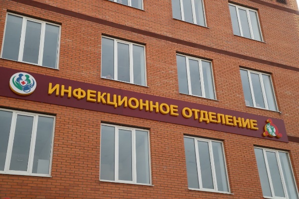 В Назрани открыли новое инфекционное отделение детской больницы.

Объект построен в рамках нацпроекта «Здравоохранение». 

В нём есть: комфортабельные боксированные палаты, собственная диагностика и лаборатория, отделение реанимации и интенсивной терапии, самое современное оборудование.

Раньше дети с инфекциями лечились в общих палатах, теперь для них — современный изолированный корпус.

Это снизит риск заражения других болезнями и поможет оказывать помощь полного цикла — от диагностики до операции.