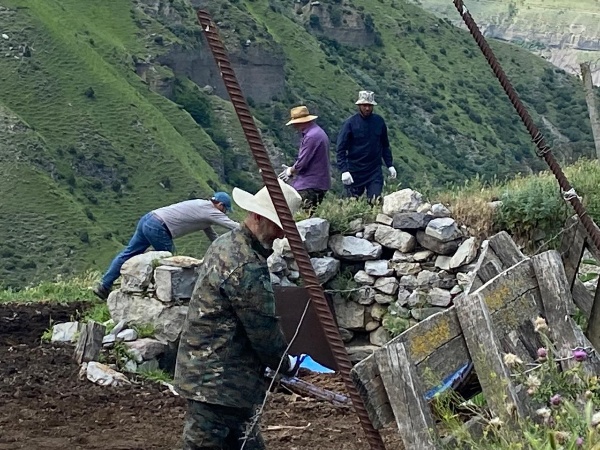 Сотрудники Джейрахско-Ассинского музея-заповедника, в рамках защиты и сохранения памятников истории и культуры, провели санитарные мероприятия по сносу незаконных хозяйственных построек на территории башенного комплекса «Фуртоуг» .

Была разобрана летняя хозяйственная пристройка, расположенная на охранных зонах комплекса. Весь мусор был собран и вывезен в специально отведенное место.

Напоминаем, что в целях обеспечения сохранности объекта культурного наследия в его историческом ландшафтном окружении устанавливается особый режим использования земель, ограничивающий хозяйственную деятельность и запрещающий строительство, за исключением применения специальных мер, направленных на сохранение и регенерацию природной среды объекта культурного наследия (п. 2 ст. 34 Федерального закона от 25.06.2002 № 73-ФЗ «Об объектах культурного наследия (памятниках истории и культуры) народов РФ».

Башенный комплекс Фуртоуг (Фуртовг-инг.) расположен у начала Джейраховского ущелья, на отроге Столовой горы, на правом берегу реки Армхи. Сейчас здесь сохранилось только основание боевой башни, пять полуразрушенных жилых башенных строений позднего средневековья и один склеп.

Само название аула Фуртоуг можно перевести как «ни твое, ни мое», по местной легенде родоначальники фамилий Ахриевых и Льяновых спорили, чьим именем назвать их аул, но вопрос остался открытым.

Из аула Фуртоуг вышло немало известных ингушей. Это были знаменитые строители башен. Здесь родился первый ингушский этнограф, знаток быта и культуры ингушей Чах Ахриев. Особую известность Фуртоугу принес один из руководителей борьбы за Советскую власть на Северном Кавказе в годы Гражданской войны Гапур Ахриев. 15 мая 1981 года в его родном доме в Фуртоуге открылся мемориальный музей. Тут собраны предметы старины, кухонная утварь, а также старые фотографии и документы. В Фуртоуге есть и Фуртогский водопад, известный тем, что туда приезжал Дмитрий Иванович Менделеев, о чем рассказывает мемориальная табличка. 