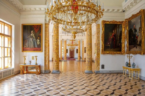 В Александровском дворце открылись после реставрации еще три зала парадной анфилады - отсюда царская семья отбывала в ссылку.

В музее-заповеднике "Царское село" с 19 июля открылись после реставрации три парадных зала - Полукруглый и Портретный залы, а также Мраморная гостиная (бывшая Бильярдная). Они будут включены в экскурсионный маршрут по дворцу. Автор проекта интерьеров - Джакомо Кваренги, в отделке использован искусственный мрамор разных оттенков и архитектурные элементы в стиле классицизм. Помещания имеют особую эмоциональную нагрузку - именно из этих помещений семья Николая II отправилась в ссылку в Тобольск - ночь с 31 июля на 01 августа 1917 года они провели в Полукруглом зале. 

В экспозиции трех залов парадной анфилады музей представил около 70 подлинных предметов живописи и декоративно-прикладного искусства. В том числе два портрета, переданные на временное хранение из Павловска - это изображения императрицы Александры Федоровны и английской королевы Виктории. Произведения заняли свои исторические места в Мраморной гостиной.
