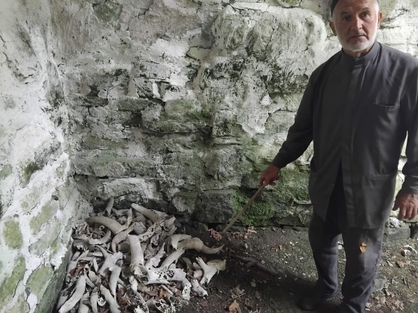 В рамках плана работы по визуальному осмотру технического состояния объектов культурного наследия, сотрудниками Джейрахско-Ассинского музея-заповедника была совершена инспекционная поездка к храму-святилищу «Итаз-Ерда».

Итаз-Ерда - один из самых крупных храмов-святилищ горной Ингушетии, находится южнее посёлка Ольгети, на склоне лесистой горы бокового ущелья р. Арчхи Джейрахского района Ингушетии. В ходе проведенного визуального осмотра, нами было установлено неудовлетворительное состояние памятника, несмотря на то, что он сохранился на всю высоту. 

Размеры в плане: 4.97×10.34 м., высота 4.52 м. Сооружение в плане прямоугольное, вытянуто с востока на запад. Стены выложены из грубо обработанных камней на известковом растворе. Снаружи покрыты известковой обмазкой. Пол без покрытия. 

Памятник был исследован в 1969–1970 годах. Внутри нашли большое количество рогов жертвенных животных (быков, туров, косуль, коз, оленей), а также железные наконечники стрел и фрагменты керамики.

Сейчас храм частично обрушен. Состояние аварийное, ранее работы по сохранению не проводились. Требуются ремонтно-восстановительные  работы. 

История каждого села связана с какой-либо легендой или преданиями. Помимо предания о выдающейся личности, чьим именем назван этот храм,  существует еще одна старинная история, которое передается жителями селения Ольгетти из поколения в поколение. Сказание гласит, что на этом месте, где расположен храм, категорически нельзя вырубать деревья, так как это место считается сакральным (также, как и все места, где располагаются храмы-святилища) : срубивший дерево должен скоро умереть. Жители близлежащих селений и до наших дней продолжают верить в это предание, и до сих пор не решаются рубить кустарники и деревья в этом поистине священном месте.