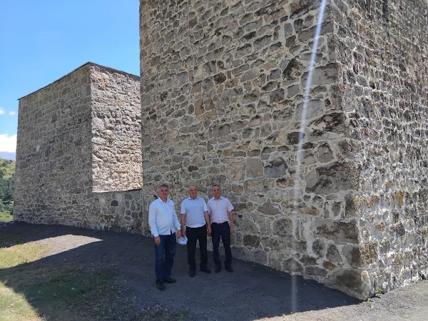 Руководитель Комитета Государственной охраны объектов культурного наследия Кодзоев Т. У. и и.о. директора ГКУ «Джейрахско-Ассинский музей-заповедник» Сампиев А.А. приняли участие в мероприятии по случаю завершения реставрационных работ башенного комплекса «Гоуст», в ходе которого был восстановлен исторический ансамбль, состоящий из трех башен.

Благодаря своевременно проведенным работам, комплекс вновь радует нас своим величием и старинной архитектурой.

Руководители учреждений также, в рамках плана работы по надзору за проведением реставрационных, консервационных и противоаварийных работ, направленных на сохранение историко-архитектурных объектов горной Ингушетии, посетили башенный комплекс «Нижний Пуй», где начаты и активно ведутся восстановительные работы специалистами реставрационной компанией ООО «Наследие».

Партнером проекта является благотворительный фонд М. Гуцериева «Сафмар».