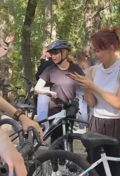 Состоялся традиционный велопробег на горе Машук с участием преподавателей и студентов ИИЯМТ!

Велопробег «Маршрут энергии» прошёл по знакомым живописным тропам Машука: от легендарного места дуэли М.Ю. Лермонтова до Провала. 

В этом году к колонне присоединились и те, кто давно не садился на велосипед, и настоящие любители велоспорта. А те участники, которые пока не освоили велосипед, отправились в пешее путешествие по тем же маршрутам.

«Маршрут энергии» подарил всем возможность укрепить здоровье, получить эмоциональную «подзарядку» и в очередной раз полюбоваться красотой Машука.