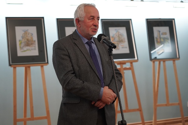 В Доме национальностей на Моховой ул., открылась выставка «БАШНИ ЧЕЧНИ – КАМЕННЫЕ СТРАЖИ. Архитектурное наследие сквозь века».
Автор представленных работ — старший научный сотрудник ГБУ «Аргунский музей- заповедник — Тамирлан Солтагиреев.

Уникальное каменное зодчество Чечни – яркое наследие древней материальной культуры.

Открывшаяся выставка включает серию из двадцати пяти графических акварельных зарисовок объектов культурного наследия, расположенных на территории Аргунского музея-заповедника в горной части Чеченской Республики.

В 2015-2024 годах на этих объектах проведены работы по реставрации и приспособлению для современного использования при финансовой поддержке Министерства культуры Российской Федерации и по поручению главы Чеченской Республики Рамзана Кадырова.

Выставка в Доме национальностей проводится КГИОП СПб при поддержке Комитета по межнациональным отношениям и реализации миграционной политики в Санкт-Петербурге и Российской ассоциацией реставраторов.
Посетить выставку можно каждые понедельник и среду в 17:00 до 31 января 2025 года.